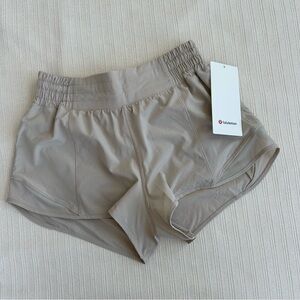 Lululemon Hotty Hot HR Lined Short 2.5" - Mojave Tan